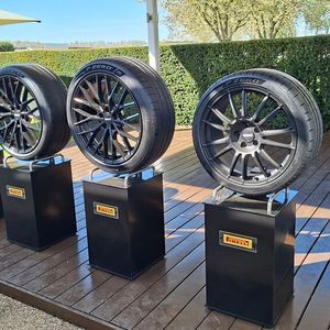 Die P-Zero-Reihe umfasst vier unterschiedliche Reifen- bzw. Profiltypen. Von rechts zu sehen, die Typen P Zero, P Zero R und P Zero Trofeo RS. Die Variante ganz links ist die für die Formel 1. (Bild: Dominsky – VCG)