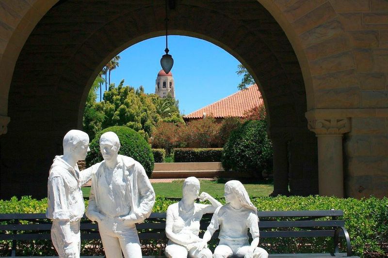 Das Center for Digital Government kürte Palo Alto zur führenden digitale Stadt für Gemeinden mit weniger als 75.000 Einwohnern in den USA. Die Universitätsstadt (im Bild die Stanford University) bietet mehr als 50 Online-Dienste für die Bewohner über Web- und Smartphone-Oberflächen. Palo Alto hat rund 25 Smart City-Projekte begonnen oder abgeschlossen und plant weitere fünf Projekte. Beispiele dafür sind ein intelligentes Beleuchtungsprojekt in der Innenstadt, Luftqualitätssensoren in stark frequentierten Bereichen und Sensoren für Parken und Verkehrserkennung. Ein Netz von Ladestationen für Elektrofahrzeuge unterstreicht den ökologischen Anspruch der eher beschaulichen Kommune im Silicon Valley, die Sitz zahlreicher IT- und Hightech-Firmen ist. (gemeinfrei)