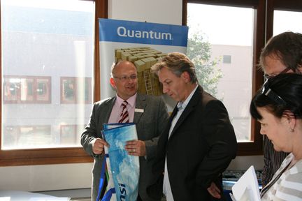 Jürgen Stelter (links) von Quantum im  Kundengespräch. (Archiv: Vogel Business Media)