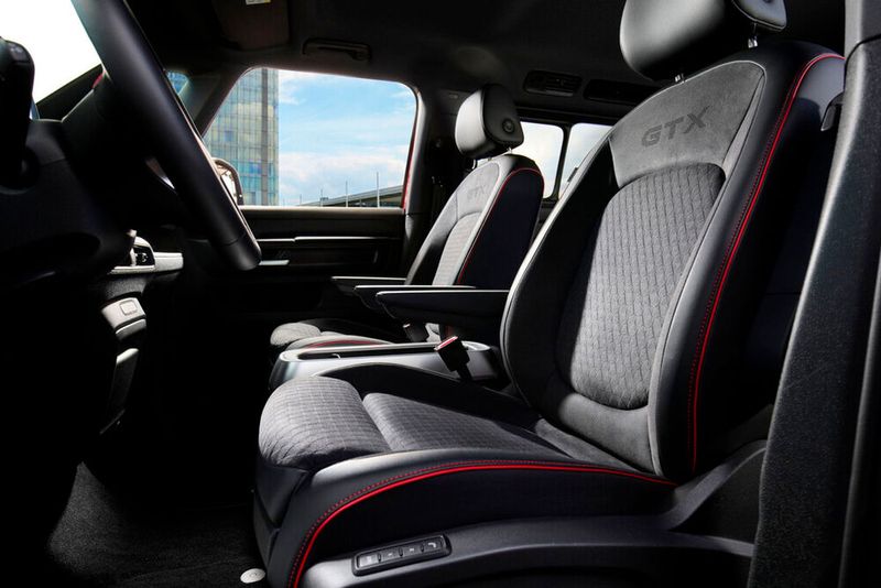 Geschmackssache sind die optischen Änderungen des GTX. Die Bugschürze wurde geschärft, im Interieur dominiert dunkle Mikrofaser mit roten Nähten. (Bild: Autoren-Union Mobilität/Volkswagen)