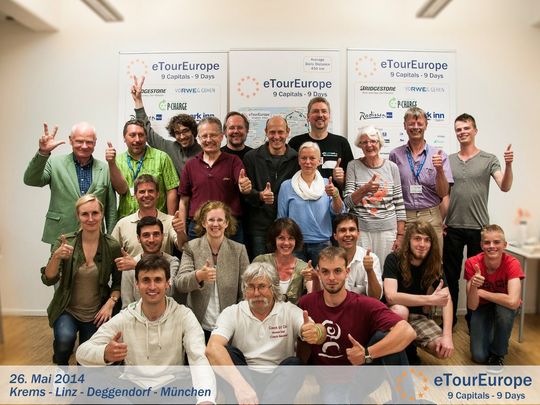 Ein Grund zum Feiern: die Teilnehmer der eTourEurope 2014 haben alle 4200 km elektrisch zurückgelegt(Bild:  ePROJEKT)