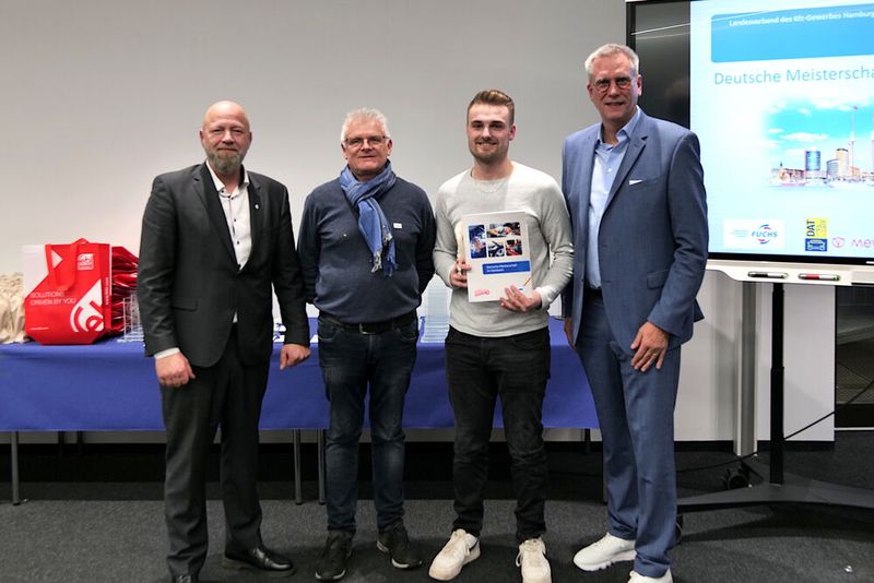 Zuerst wurde der Sieger des Castings, Johannes Renner geehrt. Die Glückwünsche kamen von (v. li.) Obermeister Michael Krohn, Joachim Syha vom ZDK und René Gravendyk, Vorsitzender des ZDK-Berufsbildungsausschusses. (Bild: Schmidt - VCG)