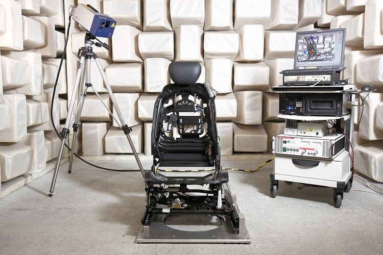 Eine Laserkamera zeigt Schwingungen von Sitzstrukturen auf. (Foto: Johnson Controls)