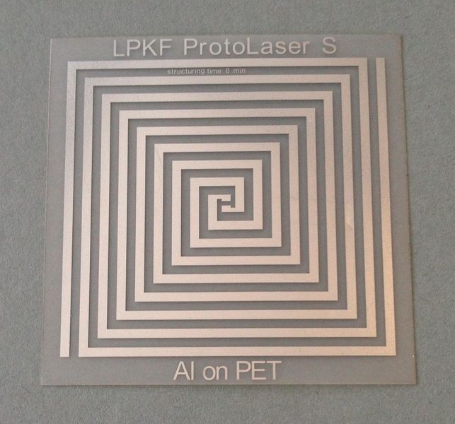 Bild 10: Al auf PET mit ProtoLaser S bearbeitet; Mustergröße etwa 50 mm x 50 mm (LPKF Laser & Electronics)