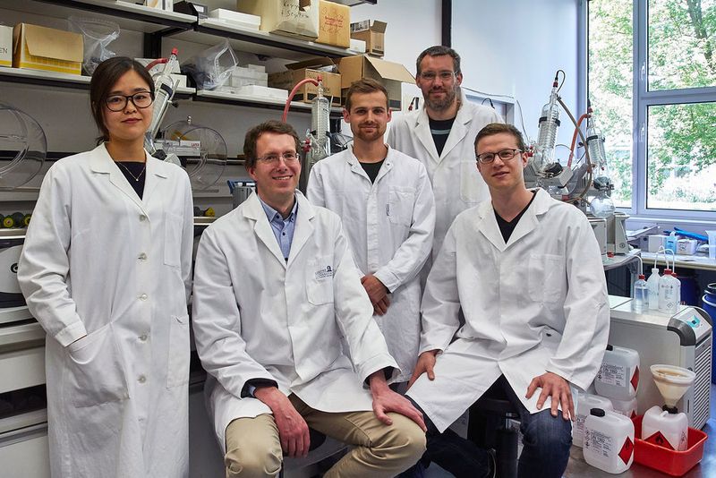 (v.l.n.r.) Dr. Yan-Ni Shi, Prof. Helge Bode, Janik Kranz, Peter Grün und Andreas Tietze. Das Team hat eine robuste und effiziente Methode zur Produktion neuer Peptid-Wirkstoffe entwickelt. (Jürgen Lecher/ Goethe-Universität)