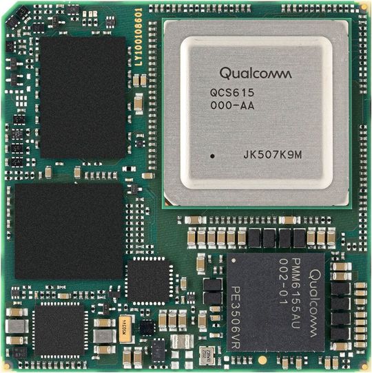 Kompakte Edge-KI: Das lötbare OSM-Modul (Open Standard Module) von Tria mit Qualcomm-QCS615-Prozessor bringt rechenstarke KI-Inferenz und Bildverarbeitung direkt auf die Roboterebene.(Bild:  Tria Technologies)