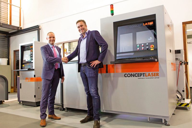 Geschäftsabschluss zwischen Jan Floor van Egmond, Direktor von Landré und Erik Blok, CEO der Blok Group (v.l.n.r.) im Showroom von Landré. (Bild: Concept Laser)