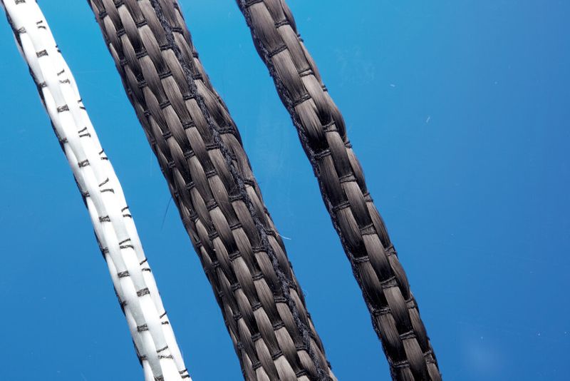 Zur Verstärkung und Verrundung von Bauteilecken sind gewebte runde Stängel (Zwickel) geeignet. Sie sind weich und leicht verformbar. Aufgrund der gewebten Außenhaut wird Ondulation vermieden. (Bild: vom Baur)
