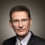 Titel, Name: Dr. Thomas Haeberle Geburtsjahr, -ort: 1956 in Nürnberg Funktion: Mitglied des Vorstands Firma:Evonik Industries AG  Ausbildung: 1976-1983 Studium Verfahrenstechnik an der Universität Erlangen-Nürnberg  Abschluss: Diplom-Ingenieur Verfahrenstechnik 1987 Promotion zum Dr.-Ing. Verfahrenstechnik an der Universität Erlangen-Nürnberg  Berufliche Laufbahn: 1987-1990 Tätigkeit als Diplom-Ingenieur bei der Röhm GmbH, Darmstadt 1990-1992 Leiter des Forschungslabors Industriekatalyse bei Röhm 1992-1994 Abteilungsleiter der Prozessführung bei Röhm  1994-1997 Projektleiter des Turnaround Projekts TOPFIT bei Röhm 1997-2000 Leiter des Geschäftsgebiets Monomere von Röhm 2000-2003 Leiter des Geschäftsbereichs Methacrylate der Degussa AG, Hanau, und Mitglied der Geschäftsführung von Röhm 2003-2004 Mitglied der Geschäftsführung der Infracor GmbH, Marl  2004-2006 Vorsitzender der Geschäftsführung bei Infracor 2006-2008  Leiter des Geschäftsbereichs Building Blocks der Degussa AG 2008-2009 Leiter des Geschäftsbereichs Industrial Chemicals der Evonik Degussa GmbH, Hanau 2009-2011 Mitglied der Geschäftsführung Evonik Degussa GmbH in Essen Seit 2011 Mitglied des Vorstandes der Evonik Industries AG, Ressortverantwortung für das Segment Resource Efficiency (Bild: Evonik)