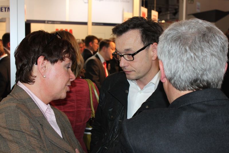 Am Dienstagabend wurde bei der Vogel Business Media am Messe-Stand in Halle 9 traditionell auf eine erfolgreiche Hannover Messe 2014 angestoßen. Gute Gespräche und Live-Musik von der Band „Famos“ sorgten bei den zahlreichen Standpartygästen für eine ausgelassene Stimmung. (Siegl/Vogel Business Media)