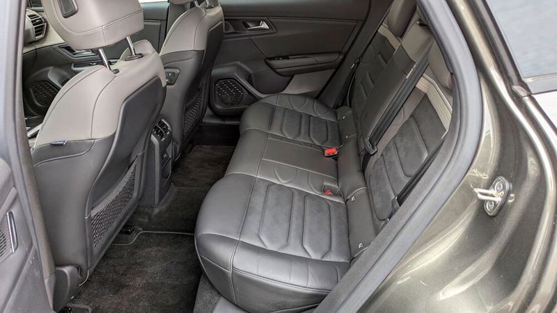 8. Das Platzangebot: Auch hinten bieten die weich gepolsterten Ledersitze geradezu fürstlichen Reisekomfort. Die Insassen sollten wegen der starken Karosseriebewegungen allerdings stabile Mägen haben.  (Bild: Rosenow – VCG)