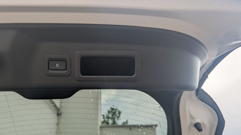 ... dafür gibt es an der Klappe eine Taste, mit der sich die Türen abschließen lassen. Wirklich Sinn macht das nicht. (Bild: Simon – VCG)