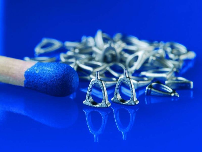 Steigbügel: Nachbildung des kleinsten menschlichen Knochens aus Edelstahl und Titan. (Archiv: Vogel Business Media)