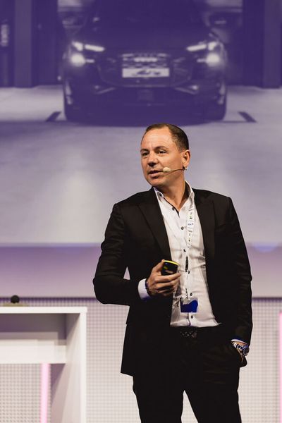 Best Practice-Beispiele aus dem Automobilhandel sind ein wichtiger Bestandteil der Automotive Business Days. Martin Osterberger-Seitz, Geschäftsführer der Kemptener Seitz-Gruppe, stellte seinen Leasingrücknahme- und Auslieferungsprozess vor. (Stefan Bausewein)