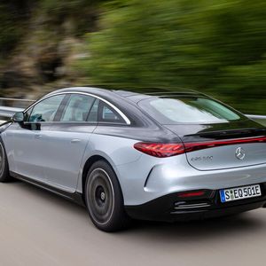 Der Spurt von 0 auf 100 km/h dauert mit dem EQS 6,1 Sekunden.(Bild:  ampnet/Autoren-Union Mobilität/Daimler)