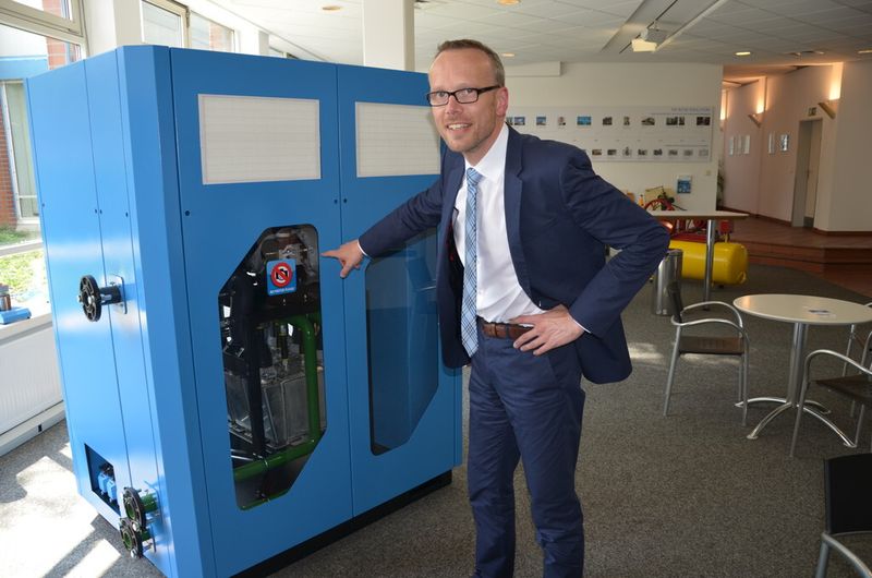 Boge-Geschäftsführer Meier erklärt am Beispiel des Innenlebens des neuen Kompressors wie er mit dem Thema Innovation umgeht: Bei der Technik wurde an vielen Stellen komplettes Neuland betreten. (Jablonski)
