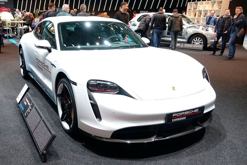 Da durfte auch das neue Porsche-Elektroauto nicht fehlen – der Taycan.  (Rosenow/»kfz-betrieb«)