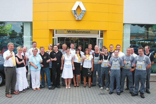 Die Mannschaft der Dresdener Auto AG: Einige Servicemitarbeiter sind den Dresdenern aufgrund einer Anzeigenkampagne bestens bekannt. (Archiv: Vogel Business Media)