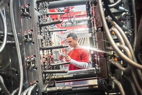 Die Verschmelzung der Fluidtechnologie mit digitalen Regelungen sowie die Vernetzung der Feldebene mit übergeordneten Systemen erhöhen die Wirtschaftlichkeit und Produktivität von Kunststoffmaschinen.(Bild:  Rolf Nachbar Fotografie/Bosch Rexroth)