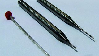 Vergleich zweier Mikroschaftfräser mit einer Stecknadel.Bilder: Schauer (Archiv: Vogel Business Media)