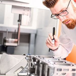 Das Nanohonen wird zur Herstellung von Motoren mit beschichteten Zylinderlaufbahnen eingesetzt, die dadurch kompakter und effizienter werden. Gehring liefert entsprechende Anlagen an Autobauer weltweit.