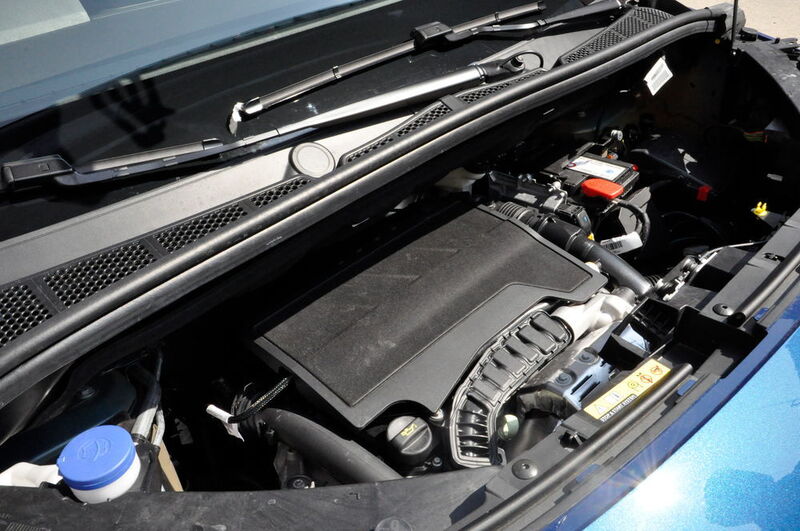 An Motoren hat Opel zunächst einen 1,2-Liter-Turbobenziner und einen 1,5-Liter-Turbo-Diesel in drei Ausbaustufen im Programm. (Simon / »kfz-betrieb«)