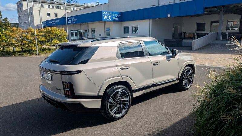 ... ein Türsteher vor der In-Location, aber er ist im Grunde seines Wesens ein ganz Braver. (Bild: Rosenow – VCG)