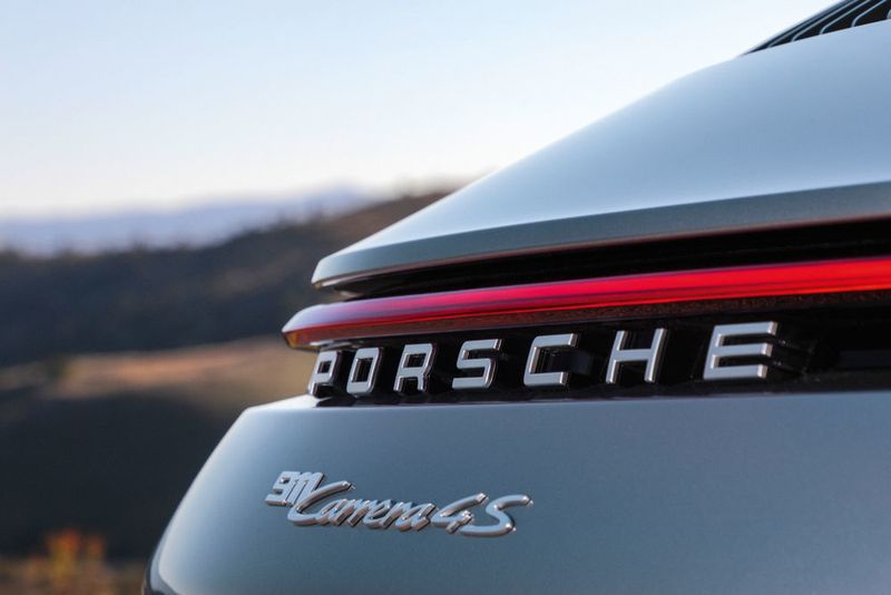 Die dritte Bremsleuchte am Heck ist ein langzezogenes Leuchtenband.  (Porsche )