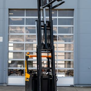 Der Nexx von Hubtex kann Güter noch in recht ordentlicher Höhe handeln und einlagern. Er transportiert Standardfomate und Langgut bis 3 Tonnen Gewicht.(Bild:  Hubtex)