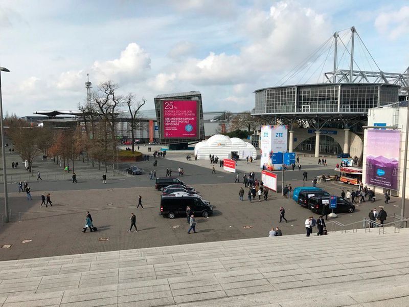 Mittag am zweiten Messetag. Fast schon zu voll hier...  (IT-BUSINESS)