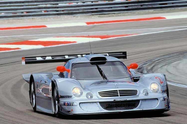 FIA-GT-Meisterschaft, Rennen in Dijon, 12. Juli 1998. Beim vierten Rennen der Saison siegen Klaus Ludwig und Ricardo Zonta auf Mercedes-Benz CLK-LM. Am Ende der Saison, deren zehn Rennen alle von einem CLK-GTR oder CLK-LM gewonnen werden, erringen sie den Fahrtitel vor Bernd Schneider und Mark Webber.  (© Daimler AG)
