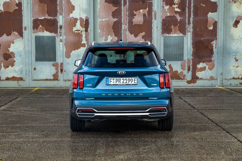 Der rund 2,1 Tonnen schwere Allradler schafft den Sprint auf 100 km/h in 8,7 Sekunden. (Bild: Kia)