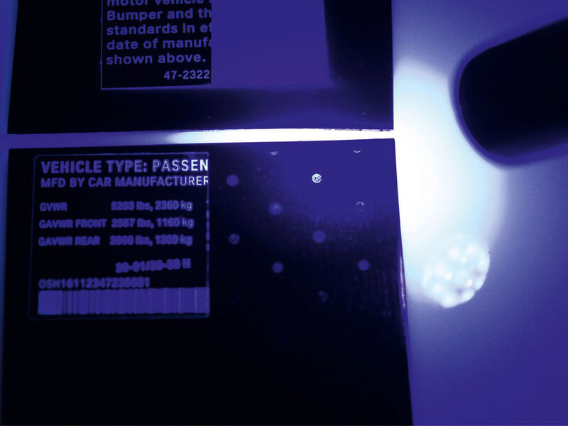 CLF mit Fingerprint-Effekt: Partiell in den Kleber des Labels eingelagerte Lumogene, z. B. in Form eines Logos, wandern in den Fahrzeuglack. Wird das Label unbefugt entfernt, lässt sich dies unter UV-Licht nachweisen. (Schreiner Group)