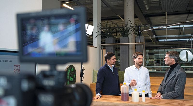 Familienunternehmen Bürkert Fluid Control Systems investiert in Startup Green Elephant Biotech,  (v.l.) Dr. Joel Eichmann (Geschäftsführer und Gründer Green Elephant Biotech), Hendrik Faustmann (New Business Model Development, Bürkert), Georg Stawowy (CEO Bürkert), Caspar von Schoeler (Corporate Development, Bürkert), Roman Gaida (CSO Bürkert), Felix Wollenhaupt (Geschäftsführer und Gründer Green Elephant Biotech). (Bild: Bürkert Fluid Control Systems)