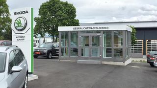verkaufspavillon-fu--r-neue-vw-und-s--koda-niederlassung-der-autowelt-schuler---kostengu--nstige-modulbauweise-vereinfacht-standorterweiterung- (HaCoBau Hallen und Container Systeme GmbH)