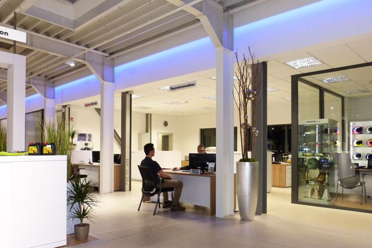 Wohlfühl-Atmosphäre: An den stilsicher gestylten Verkäufer-Arbeitsplätzen laufen die Verkaufsgespräche mit den Kunden sicher ganz locker. (Foto: Wunschel)
