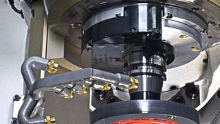 Dieser Schwenkkopf eines Werkzeugschleifzentrums wird im Notfall von dem Klemmsystem Diskclamp von Hema gehalten. (Hema)