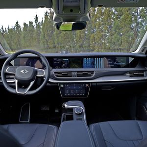 Auch wenn die Skateboard-Plattform stolze 2,98 Meter Radstand bietet und man deshalb selbst hinten solide sitzen kann, ist der Togg kein Raumriese.(Bild:  SP-X/Benjamin Bessinger)