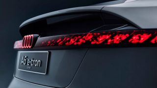 OLED-Technik: Die dreidimensionale OLED-Heckleuchte soll dafür sorgen, dass nachfolgende Fahrzeuge den notwendigen Abstand wahren. (Bild: Audi)