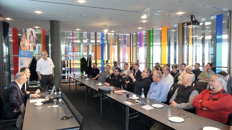 Experteninformationen zum Thema historische Wohnmobile und deren Umbauten vermittelte auf der Fachtagung des Kfz-Landesverbands Baden-Württermberg Carsten Bräuer von der Dekra. (Bild: Zietz – »kfz-betrieb«)