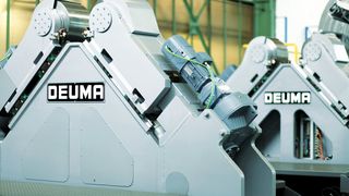 Die Rotoren müssen exakt horizontal auf den Auflageböcken liegen und dabei noch justiert werden. Die Positionierung übernehmen Stirnradflachgetriebemotoren von SEW-Eurodrive. (Bilder: SEW Eurodrive)