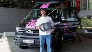 Fahrzeugübergabe in München: Rick Zabel vor seinem MAN TGE mit Campingausbau. (Bild: MAN Truck & Bus)
