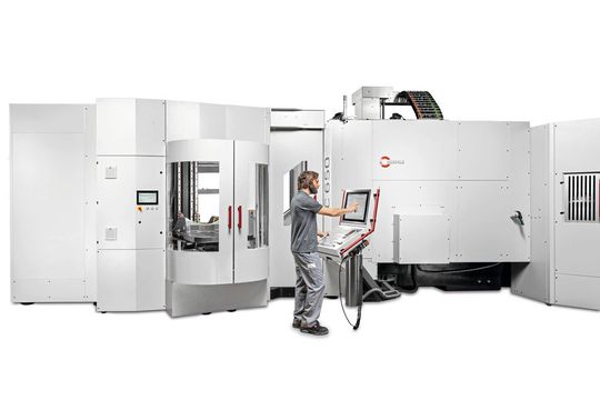 Die HS flex heavy von Hermle belädt Maschinen mit bis zu 1.200 Kilogramm schweren palettierten Bauteilen vollautomatisch.(Bild:  maikgoering photography/Hermle AG)