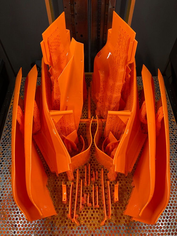 Mit der stereolithographischen 3D-Drucktechnik von Stratasys kann McLaren nun die Vorlaufzeit für Windkanaltest-Komponenten, wie diese hier, die zukünftigen Formel-1-Boliden zum Sieg verhelfen sollen, stark verkürzen.