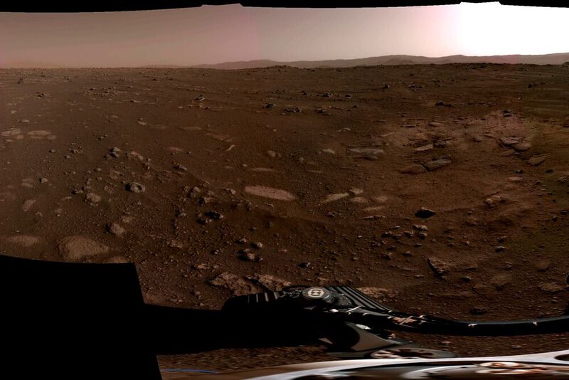 Panorama-Aufnahme der Marsoberfläche, zusammengesetzt aus sechs Bildern, die Perserverance kurz nach Landung schoss.