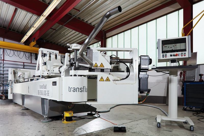 Beim Rohrbiegen schließt die Software vor dem Biegevorgang Kollisionen mit der Maschine, dem Werkzeug oder der Umgebung aus. (Transfluid)