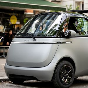 Der Microlino ist 2,50 Meter kurz und 1,50 Meter schmal. Er darf maximal 90 km/h schnell sein, um der Fahrzeugklasse L7E zu entsprechen.(Bild:  Micro Mobility Systems)