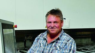 Jürgen Bickel, Geschäftsführer der Bickel GmbH Metallbau Blechtechnik im badischen Oberderdingen ist von seiner jüngsten Investition in die Schwenkbiegetechnik mit der TruBend Center 5030 von Trumpf begeistert. (Bild: Kuhn)