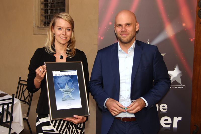 Mit seinem Vortrag ‚Ist der Cyberwar real, oder nur ein Hype der Presse?‘ auf der »IT-SECURITY Management & Technology Conference 2014« gewann Rüdiger Trost von F-Secure in der Kategorie ‚Best Presentation‘ einen Award. Laudatorin: Eva Kanzler, Vogel IT-Akademie (Vogel IT-Akademie)