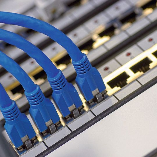 Ein Glasfaserübertragungssystem besteht aus mehreren Arrays einzelner LWL-Kabel. Ein Glasfaserübertragungssystem besteht aus mehreren Arrays einzelner LWL-Kabel.